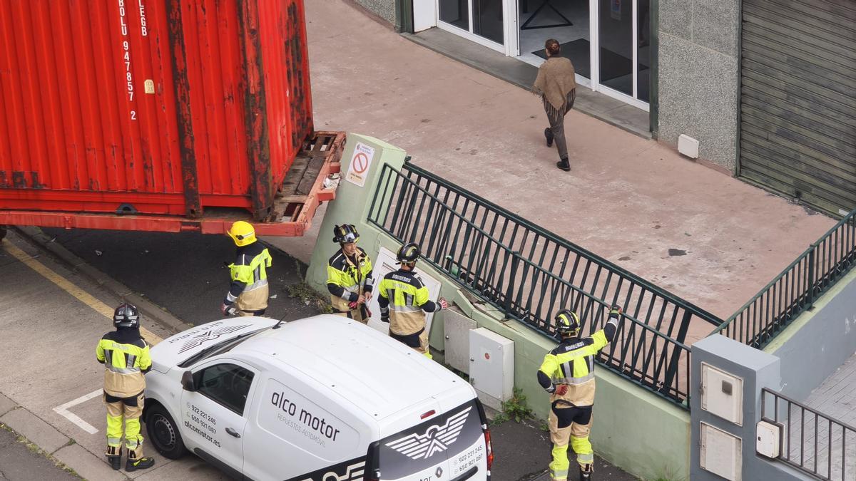Bomberos trabajan sobre el muro dañado