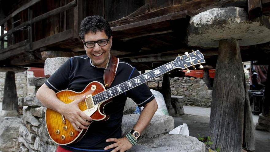 Albare, posando delante de un hórreo en Bueño horas antes de su concierto de anoche. luisma murias