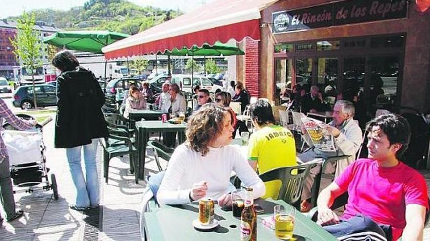La temporada de terrazas se adelanta en Langreo para incluir la Semana Santa