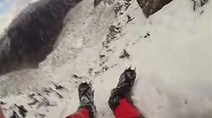 Quan a l’alpinista li queda poc per afrontar el cim d’una paret de gel, un despreniment l’hi posa molt difícil.