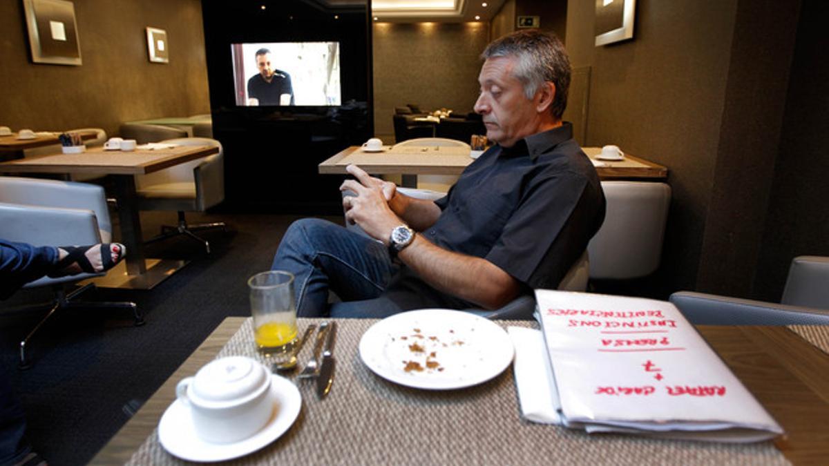 Roberto Manrique desayuna en un hotel de Vitoria antes de reunirse con el etarra Rafael Caride, esta mañana.