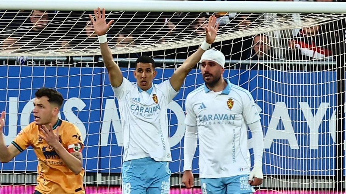 El Yamiq levanta los brazos junto a Insua en el partido ante el Racing del domingo.