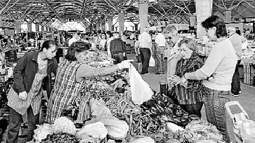 Vista del mercado del lunes en el Recinte Firal de Castelló.