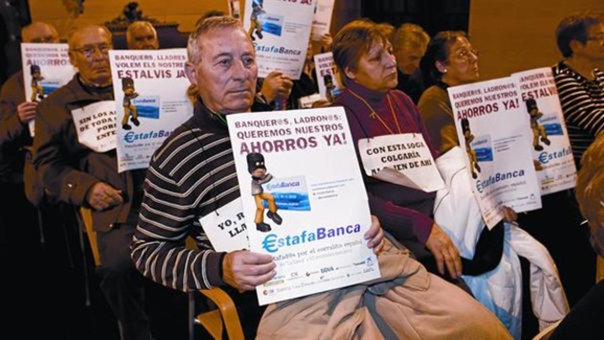 Afectados por las preferentes de Bankia, en el pleno del Ayuntamiento de Mataró del pasado día 6.