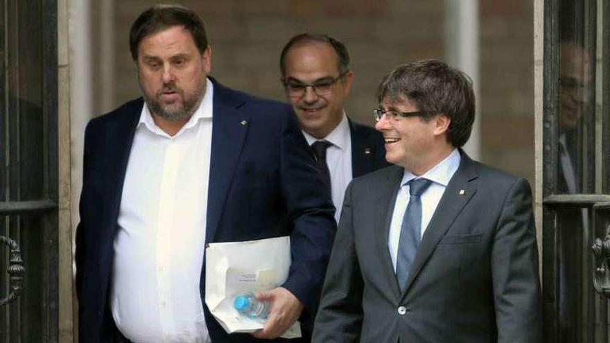 De izquierda a derecha, Junqueras, Turull y Puigdemont, a la salida de la reunión del Govern. // Efe