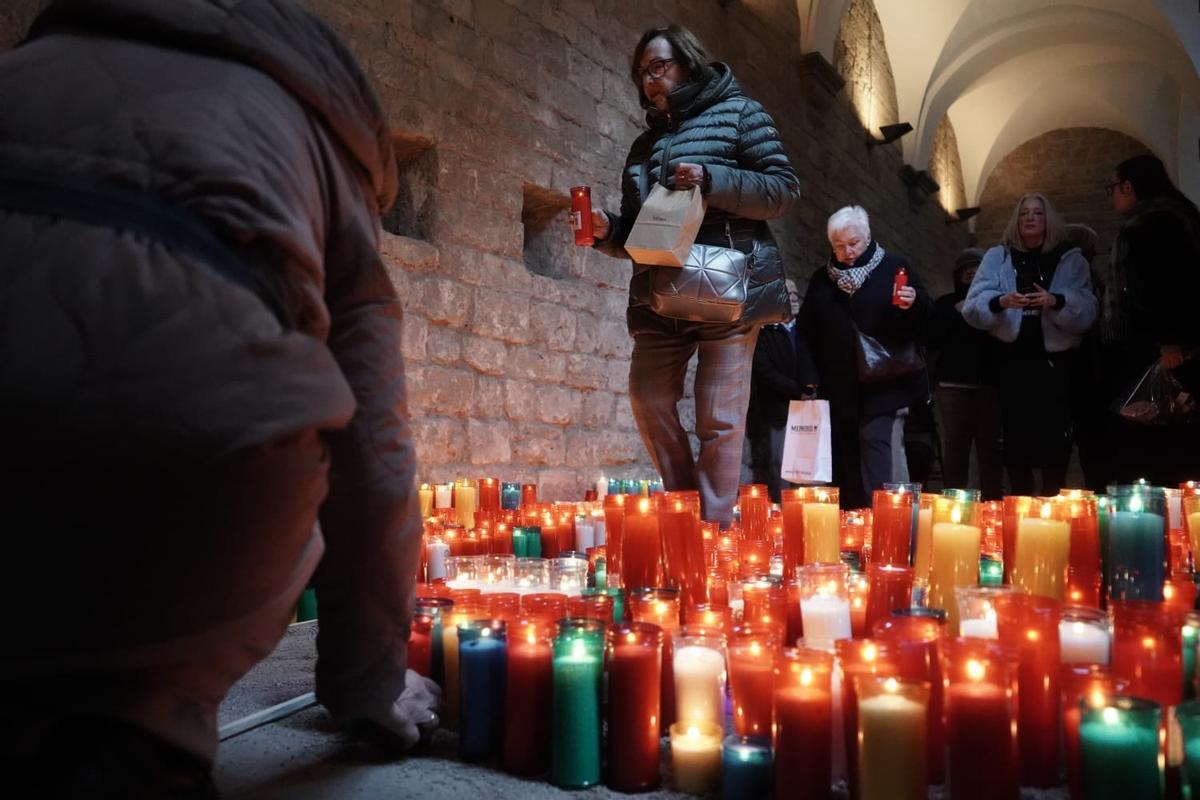La tradicional ofrena de ciris a santa Llúcia