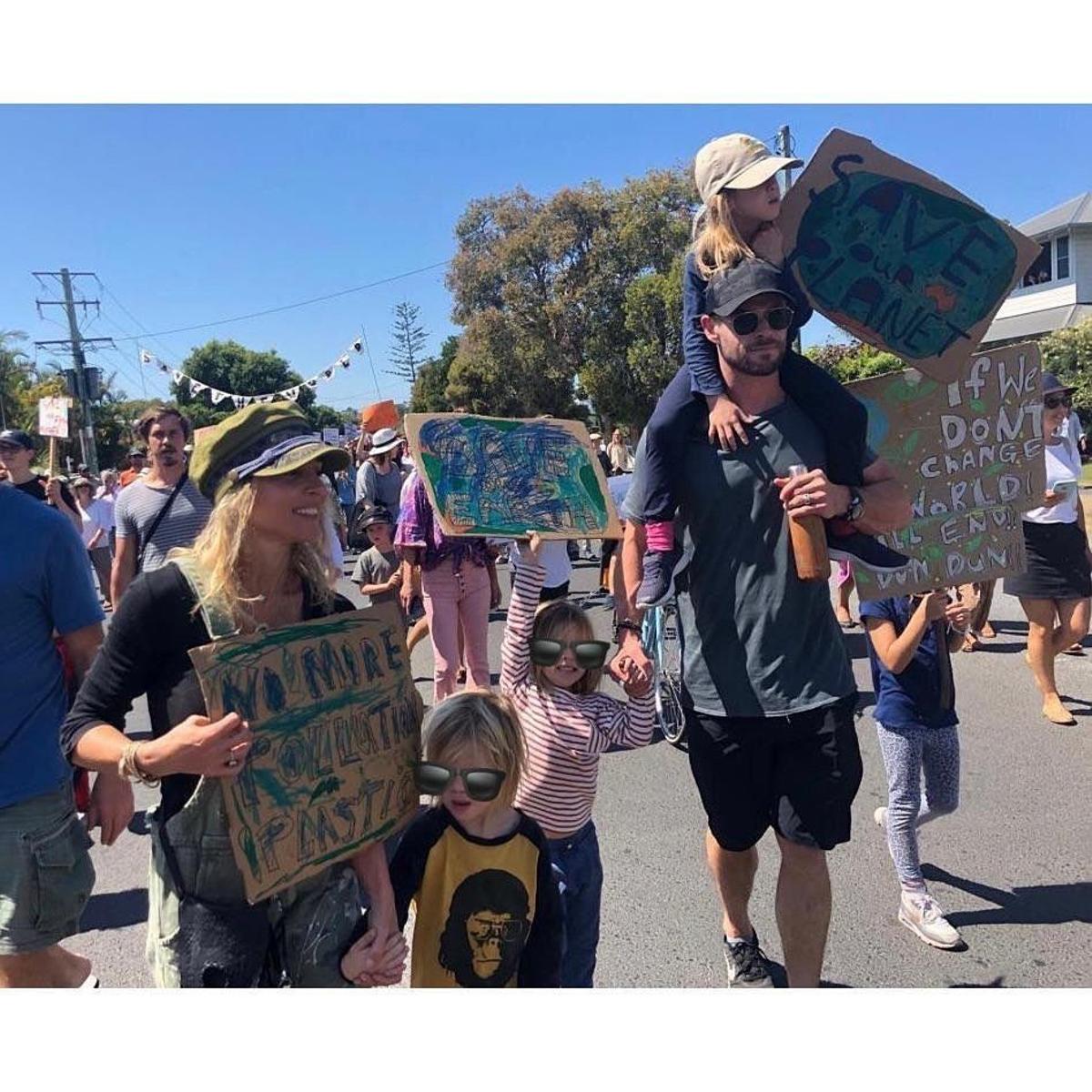 Elsa Pataky y su familia en una manifestación contra el cambio climático en Australia