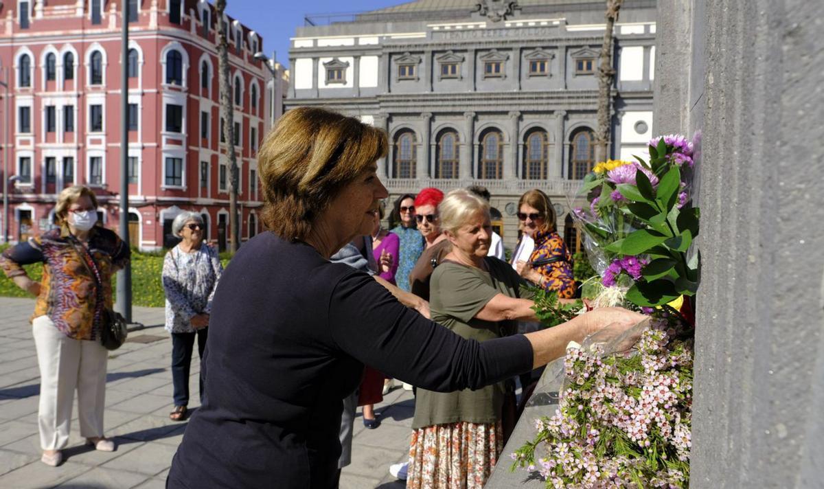 Momento en el que dos de las asistentes colocan el motivo floral en la base de su escultura. | | JOSE CARLOS GUERRA