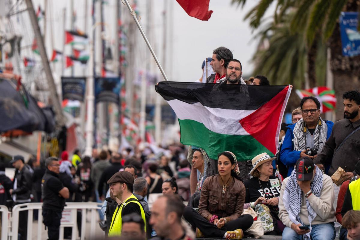 Una nueva flotilla con más de setenta embarcaciones y un millar de participantes se prepara para poner rumbo a Gaza, y el puerto de Barcelona se llena de actividades para apoyar la iniciativa. Foto de Zowy Voeten