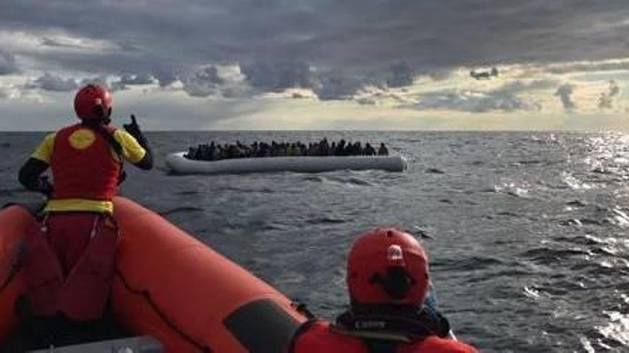 Salvament Marítim durant un rescat d&#039;immigrants, en una foto d&#039;arxiu