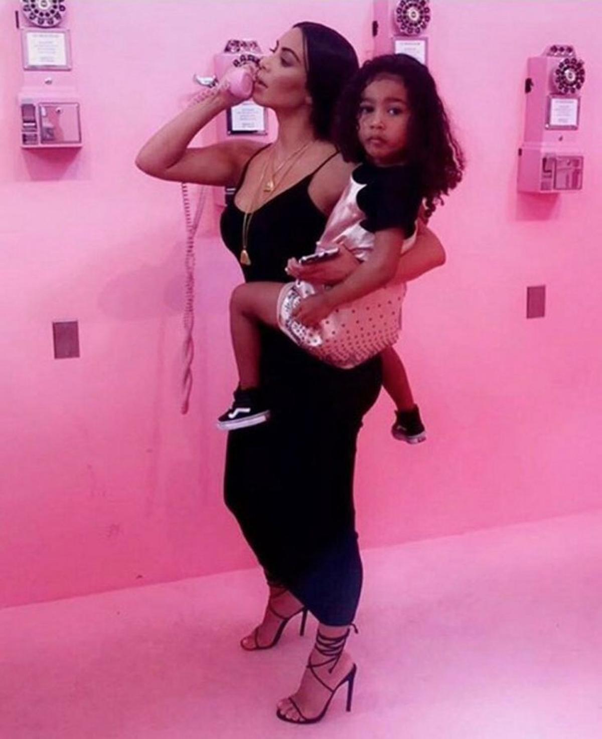 Kim Kardashian con North West en el Museo del Helado