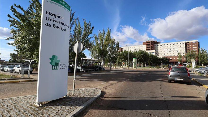 Exterior del Hospital Universitario de Badajoz, donde ingresó ayer la víctima.