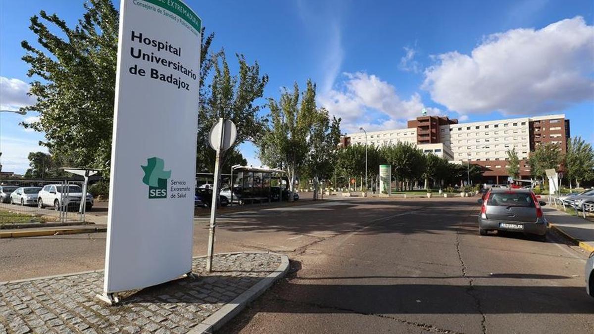 Exterior del Hospital Universitario de Badajoz, donde ingresó ayer la víctima.