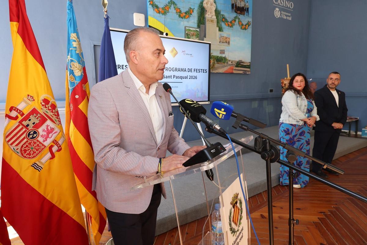 12/05/2026. VILA-REAL. En el Gran Casino, presentación del llibret de las fiestas de Sant Pasqual. Fotos variadas del acto, de la reina y las festeras ojeando el programa, etc.