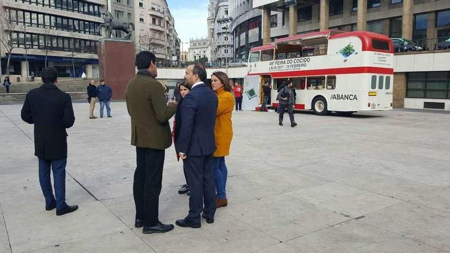 Cuiña, Procino y Peña conversan con Moreira, ayer, en Oporto, delante del Bus do Cocido.