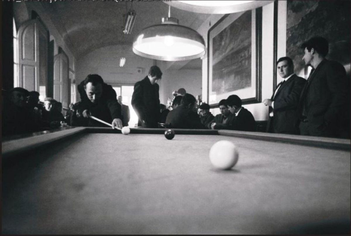 L’artista Joan Ponç jugant al billar al bar del Casino de Cadaqués, l’any 1966. | COLITA/ARXIU COLITA