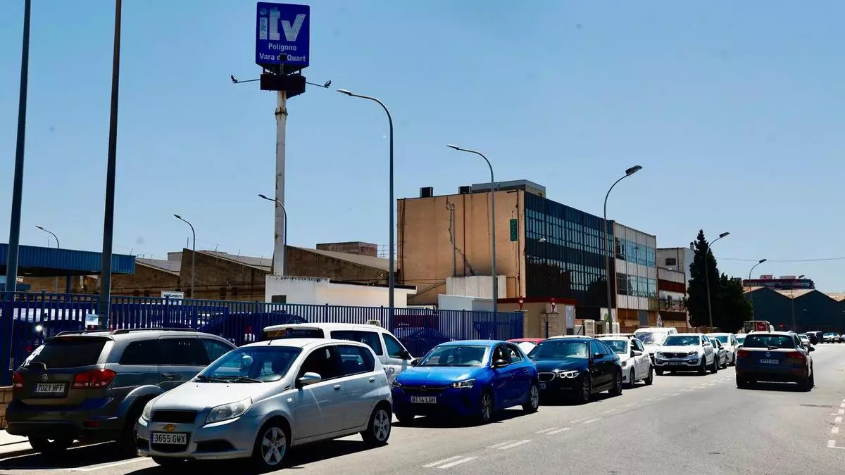 Largas colas para pasar la ITV en València