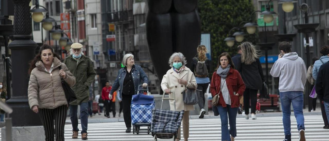 Gente paseando por el centro de Oviedo durante la fase 1