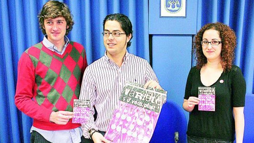 José Álvarez, Gerardo Antuña y Raquel González posan con el cartel del certamen, minutos antes de la presentación.