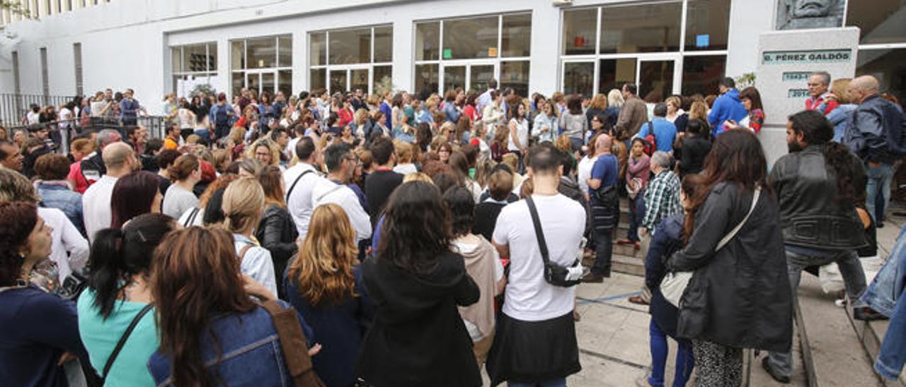 Los opositores grancanarios, ayer, a la entrada del IES Pérez Galdós para examinarse de oposiciones.