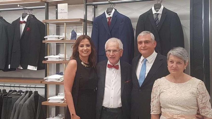 Florentino y su esposa (a la derecha), en la tienda del Líbano.