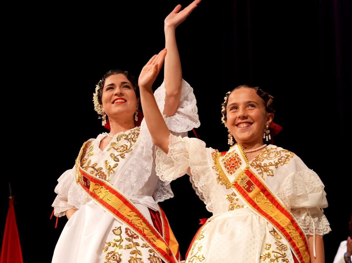 Las Reinas de la Huerta saludan tras ser coronadas durante el acto de Exaltación Huertana en el Romea