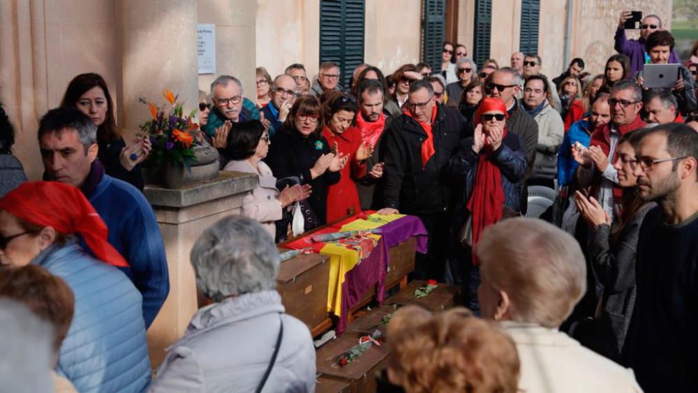 Entregan los restos de las 14 personas identificadas de la fosa de Porreres a sus familiares