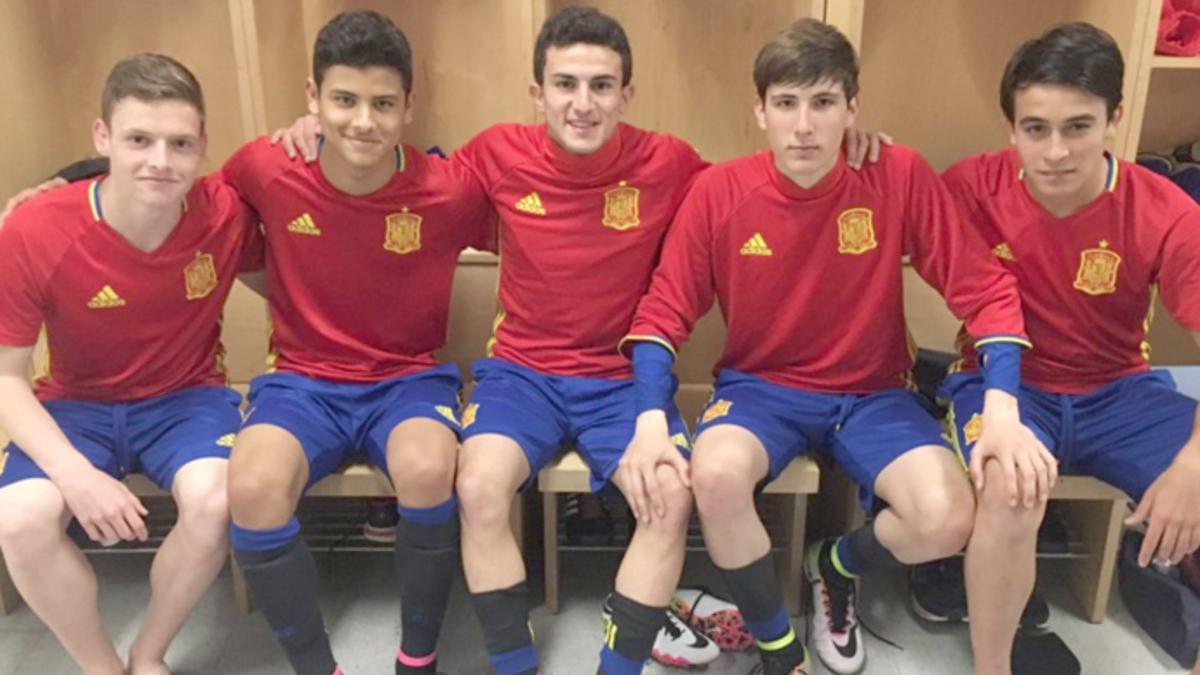 Sergio Gómez, Lucas de Vega, Mateu Jaume, Juan Miranda y Eric García tras uno de los entrenamientos de la sub'16