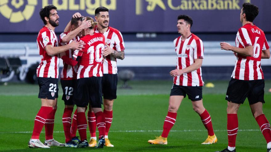 Los jugadores del Athletic celebran uno de los goles ante el Cádiz