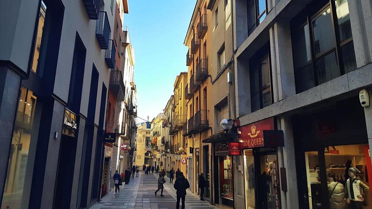 Figueres obre 61 expedients per rètols sense llicència a la ciutat