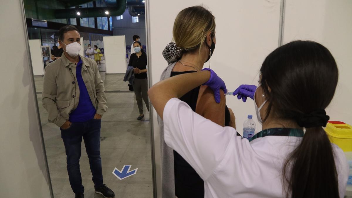 Una mujer recibe una vacuna de AstraZeneca en Málaga.