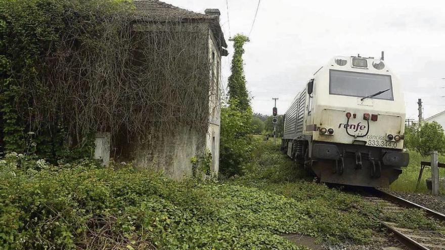 Tren de mercancías, en las vías de la estación de Portas. // Noé Parga