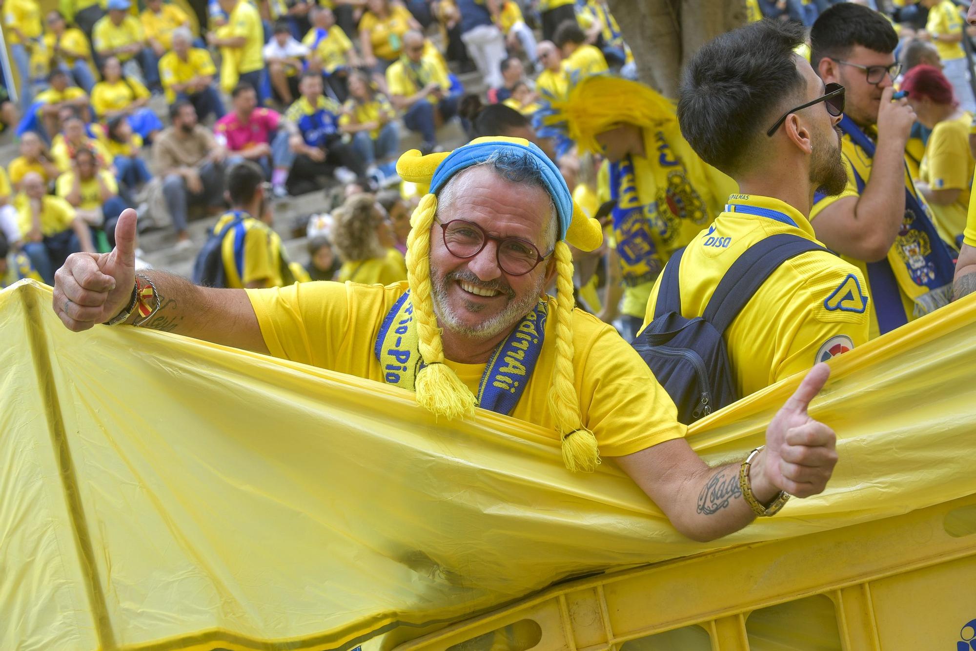 La afición recibe a la guagua de la UD Las Palmas en Fondos de Segura