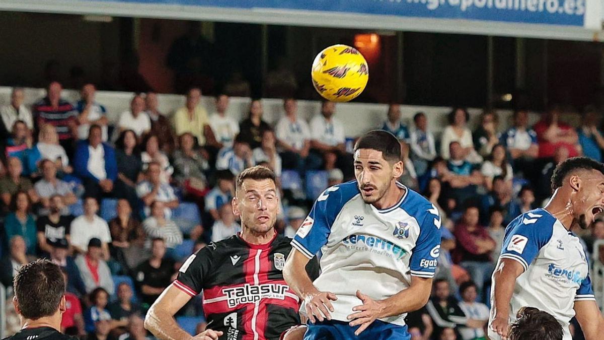 Marc Martínez despeja un balón ante el intento de remate de Salifo. | MARÍA PISCASA/EL DÍA