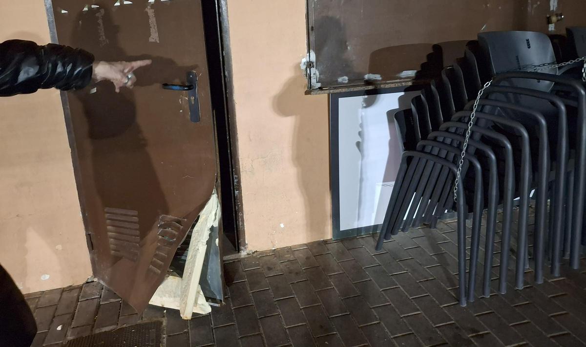 Los ladrones reventaron dos puertas de hierro