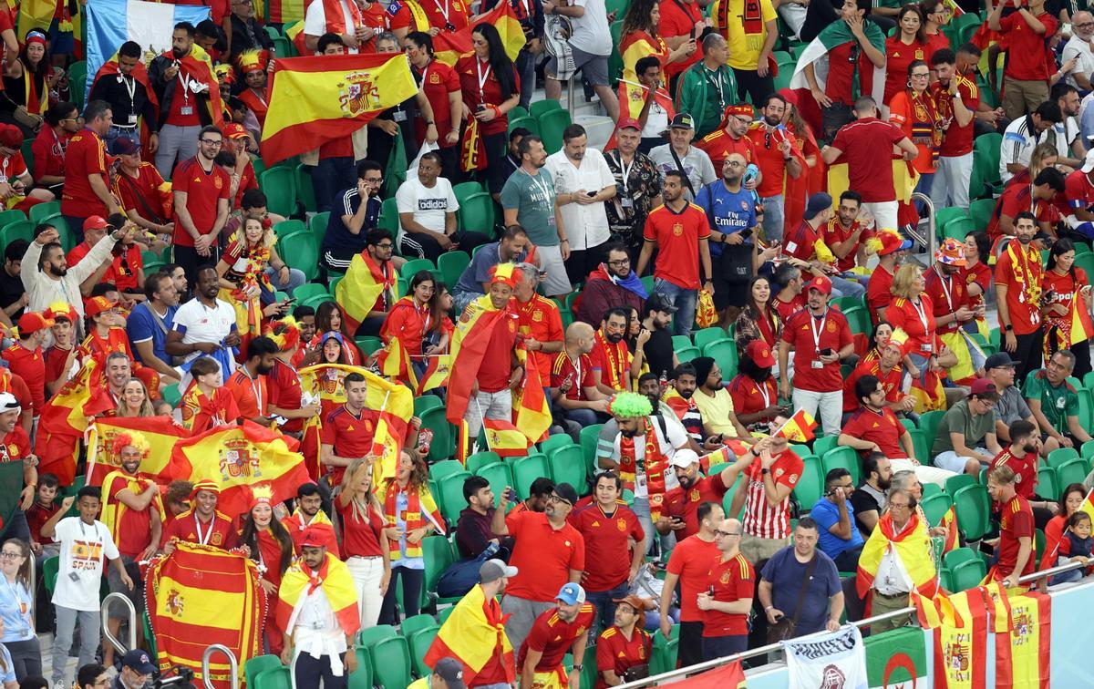 Doha (Qatar), 23/11/2022.- Supporters of Spain prior the FIFA World Cup 2022 group E soccer match between Spain and Costa Rica at Al Thumama Stadium in Doha, Qatar, 23 November 2022. (Mundial de Fútbol, España, Catar) EFE/EPA/Abedin Taherkenareh