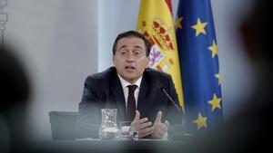 El ministro de Exteriores, José Manuel Albares, en rueda de prensa este martes desde La Moncloa tras el Consejo de Ministros.