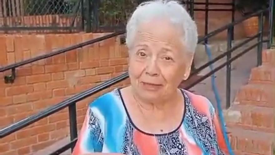 Suciedad en Miraflores: Loli Guarino, una vecina de 85 años de Miraflores, una de las voluntarias que limpia el barrio