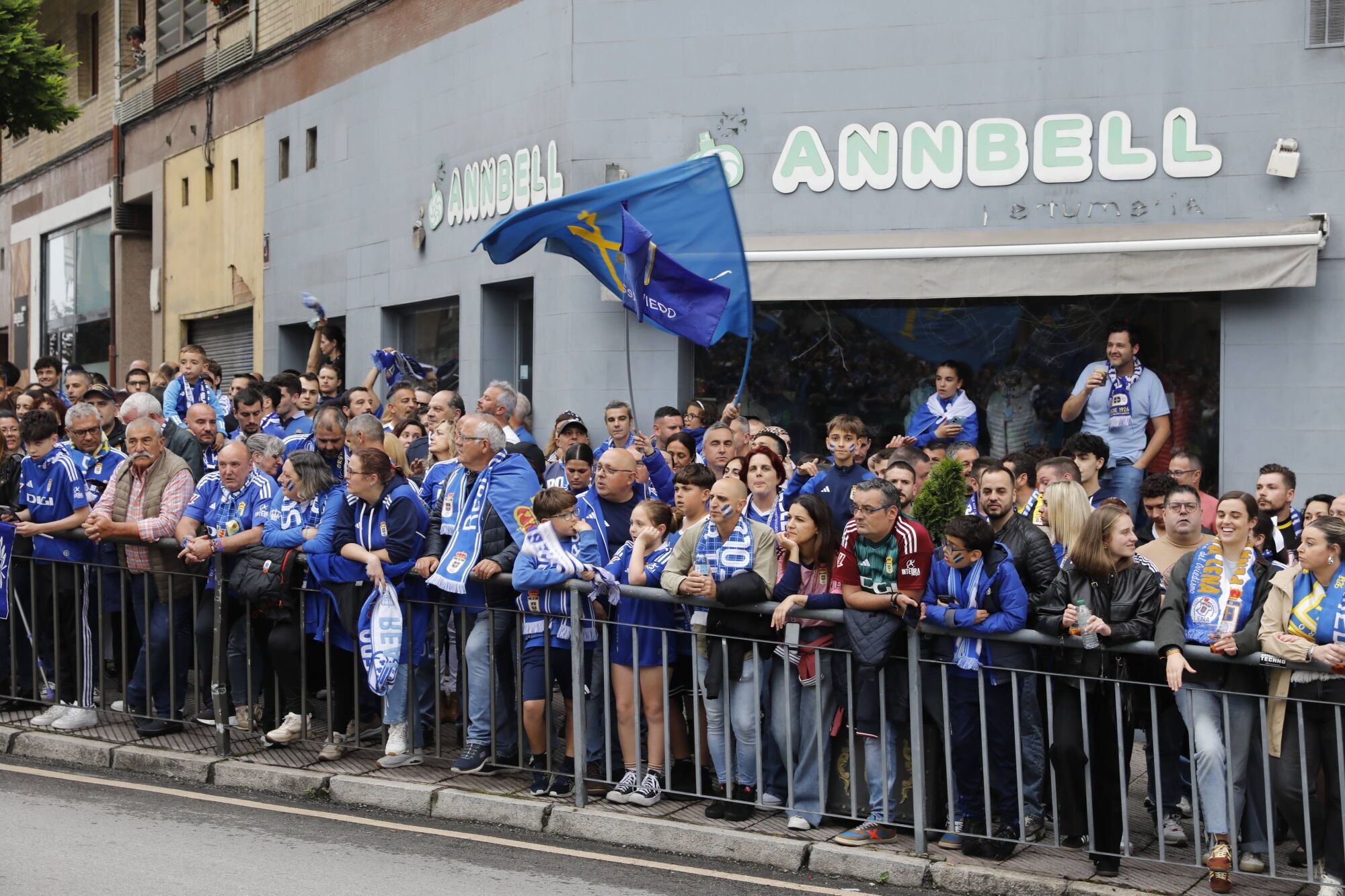 Así fue el recibimiento de la afición al Real Oviedo y toda la previa del último partido de la temporada