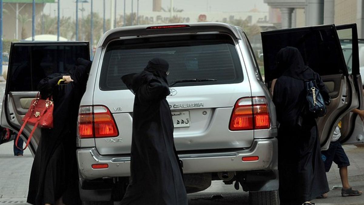 Tres mujeres saudís salen del asiento trasero de un coche, en Riad.