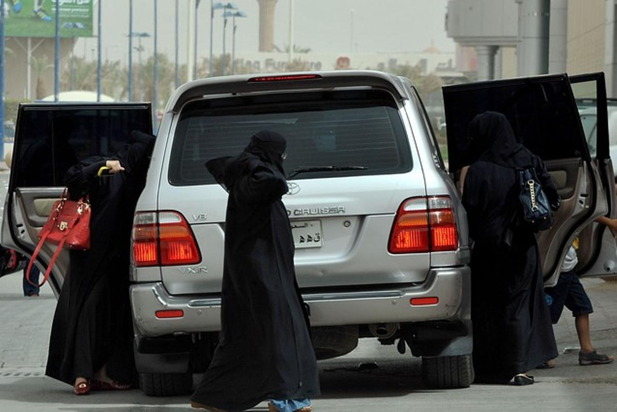 Tres dones saudites surten del seient del darrere d’un cotxe, a Riad. Tres dones saudites surten del seient del darrere d’un cotxe, a Riad.