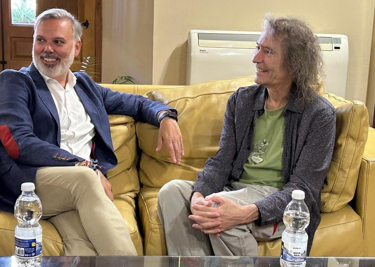 El alcalde de Plasencia, con Robe, en una reunión en el ayuntamiento.