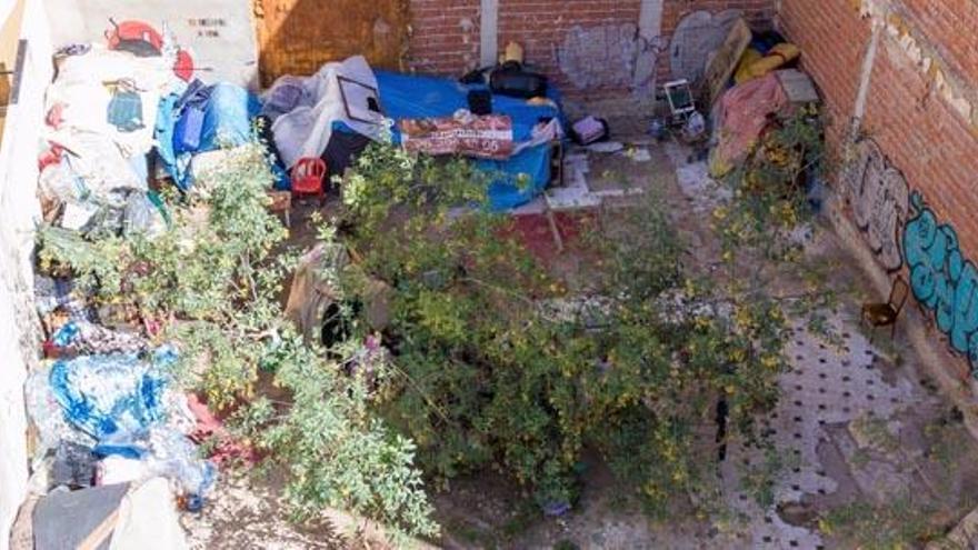 Asentamientos ilegales y suciedad en solares de la calle Murillo