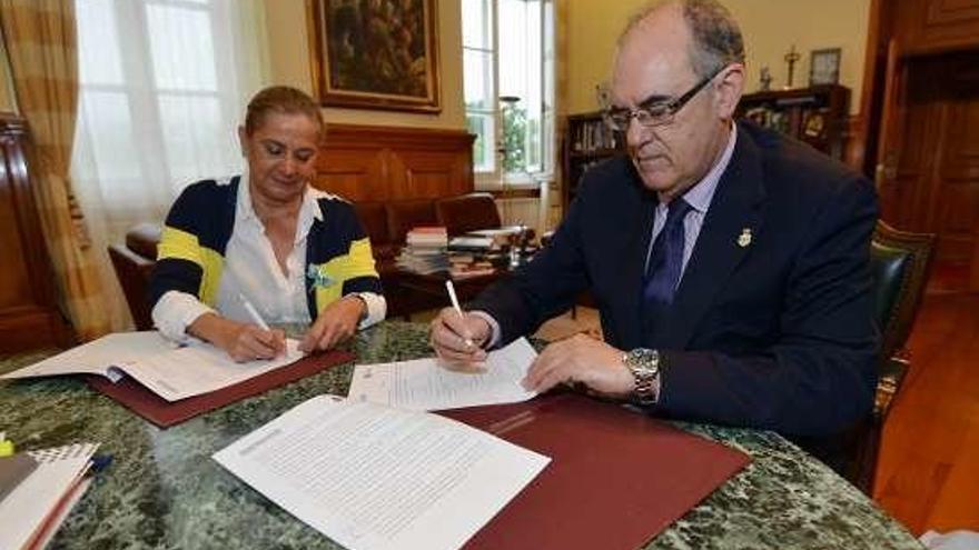 Carmela Silva y Luis Campos Villarino firman el convenio. // G.S.