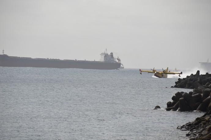 Los hidroaviones cargan agua en el Puerto de Las Palmas - Incendio Gran Canaria 2019