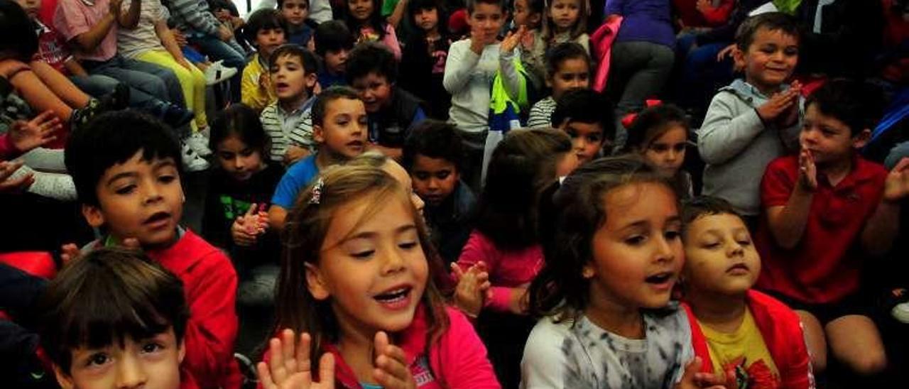 Los alumnos de infantil del colegio A Lomba. // Iñaki Abella