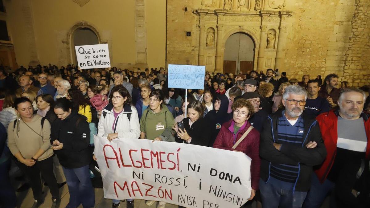 DANA VALENCIA: Centenares de personas salen a la calle en Algemesí para ...