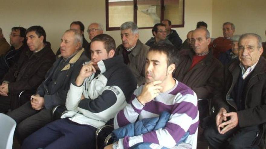 Agricultores del canal Toro-Zamora atienden a la explicación ofrecida ayer por los técnicos de Inforiego