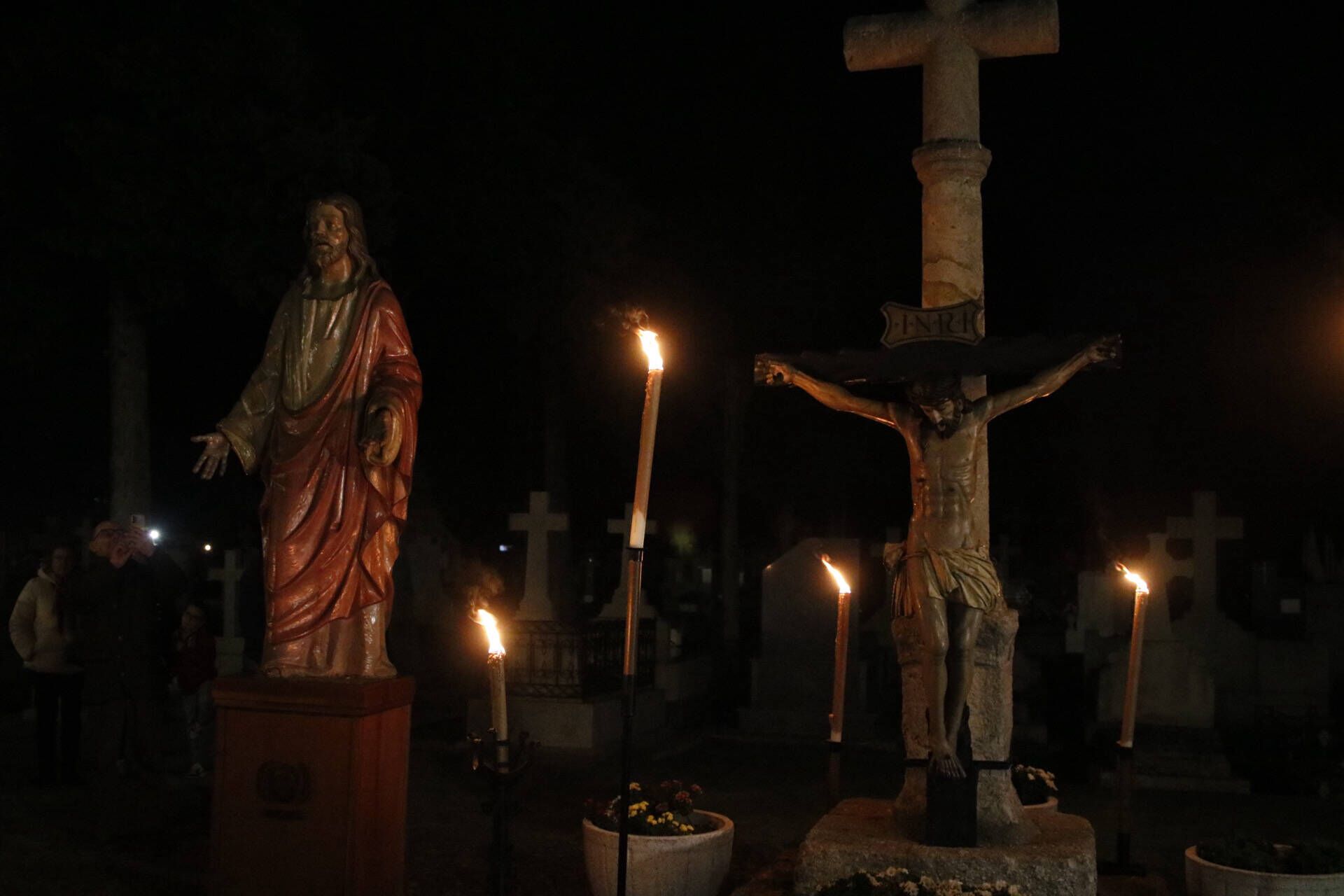 La procesión de las ánimas recorre el cementerio de San Atilano de Zamora con motivo de la noche de Difuntos y con la única iluminación de velas o faroles