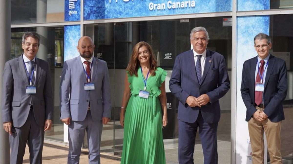 Foto de familia en la sesión inaugural del Congreso de Estudios Turísticos. | |